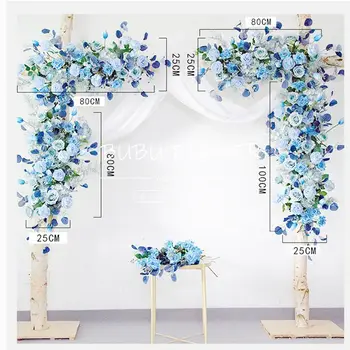 Dirbtinių gėlių eilės mėlyna balta vestuvinė arka fone šalių rekvizitai etape dekoro šalies langą viešbutis gėlių sienos
