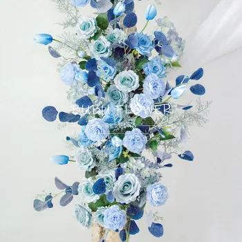 Dirbtinių gėlių eilės mėlyna balta vestuvinė arka fone šalių rekvizitai etape dekoro šalies langą viešbutis gėlių sienos