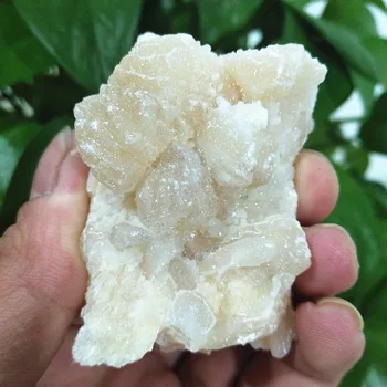 Natūralių kristalų apophyllite ceolito mineralinių egzemplioriai yra išdėstyti egzempliorių namuose, dekoratyvinis akmuo, surinkimas ir įvertinimas