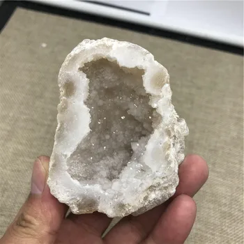 Natūralus agatas geode kristalų skylę Mineralinių pavyzdys yra švarus kristalų grupių labai gražus maži akmenys ir kristalai