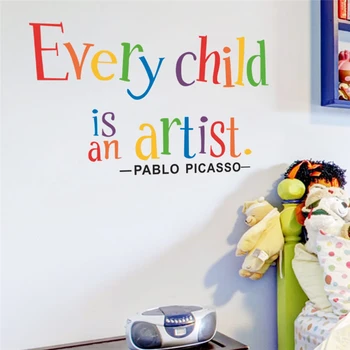 Spalvinga kiekvienas vaikas yra menininkas raidžių sienų lipdukai vaikams kambariai namų dekoro animacinių filmų sienos lipdukai pvc jam prilygintą išsilavinimą meno 