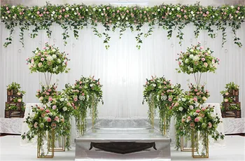 Vestuvių rekvizitai dirbtinių gėlių kamuolys puošyba, gėlių vestuvių arkos fone dekoro scena, gėlių eilėje sienos lentelėje gėlių išdėstymas