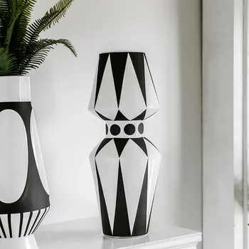 Šiaurės šalių dizaino kūrybos juodos ir baltos keramikos vaza abstrakčių gėlių kompozicijų gėlių retro darbastalio namuose amatų apdaila