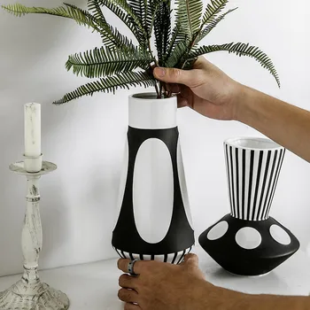 Šiaurės šalių dizaino kūrybos juodos ir baltos keramikos vaza abstrakčių gėlių kompozicijų gėlių retro darbastalio namuose amatų apdaila